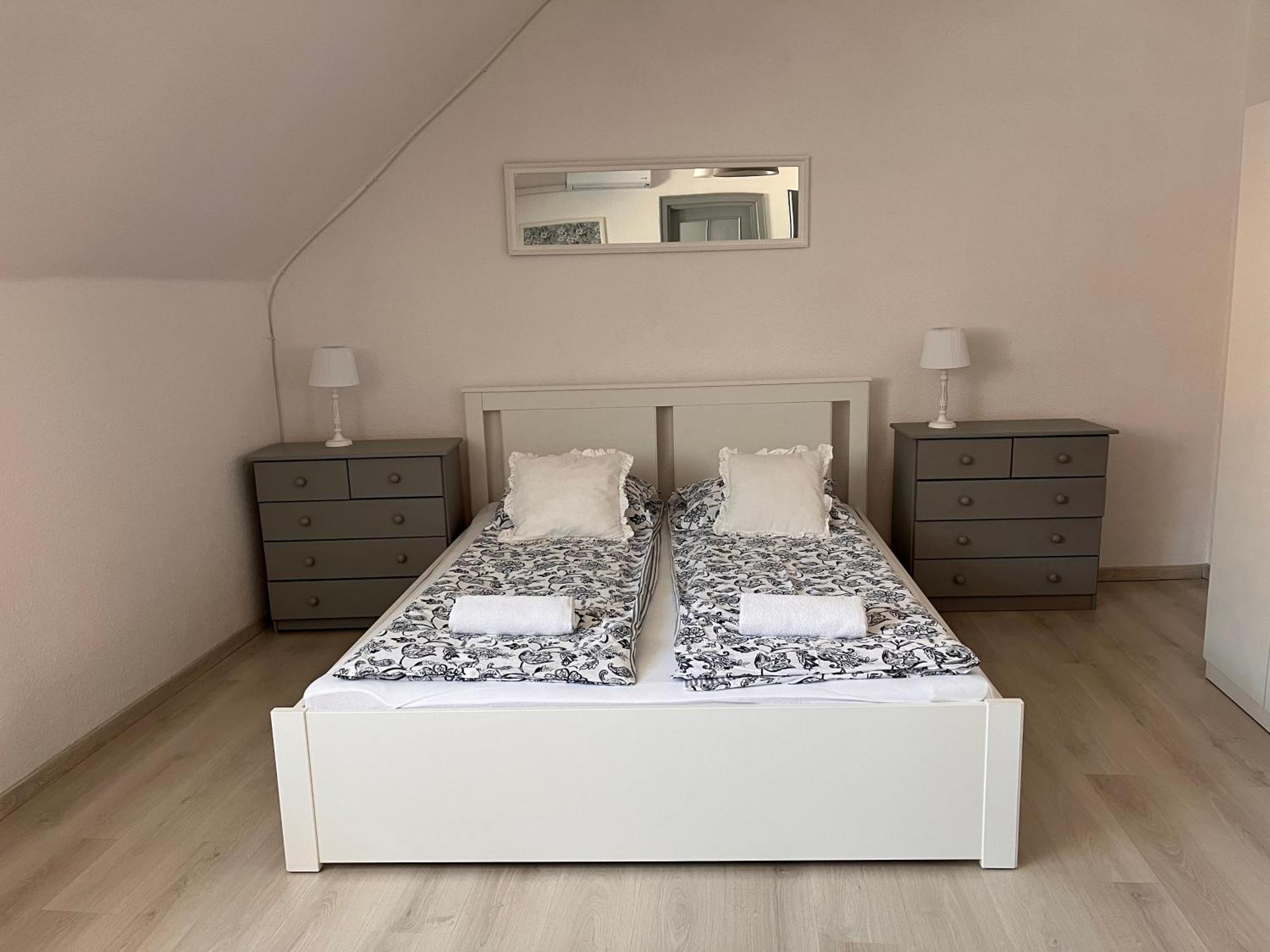 Pacsirta Apartman Grand Eger Esterno foto